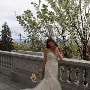 Elegant Strapless Lace Wedding Dress